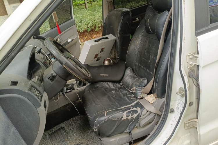 Used BAIC Weiwang M20 2014 1.5L practical type BJ415A Left Front Seat