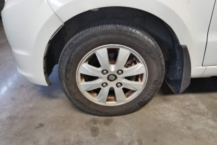 Used BAIC Weiwang M20 2014 1.5L practical type BJ415A Left Front Wheel Hub