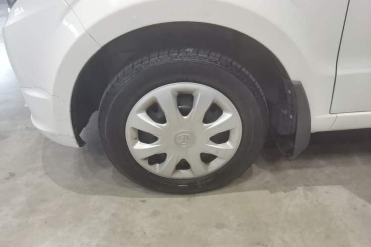Used BAIC Weiwang M20 2014 1.5L practical type BJ415A Left Front Wheel Hub