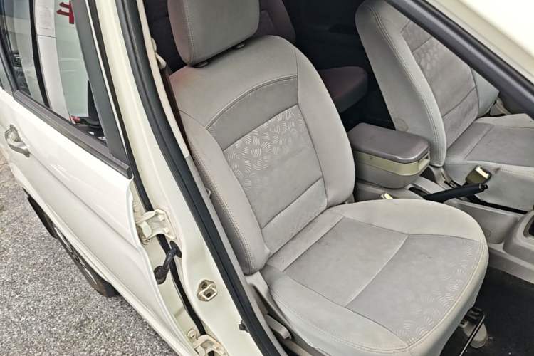 Used BAIC Weiwang M20 2014 1.5L Basic Version DAM15DL Right Front Seat