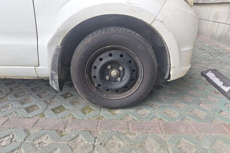 Used BAIC Weiwang M20 2014 1.5L practical type BJ415A Right Front Wheel Hub