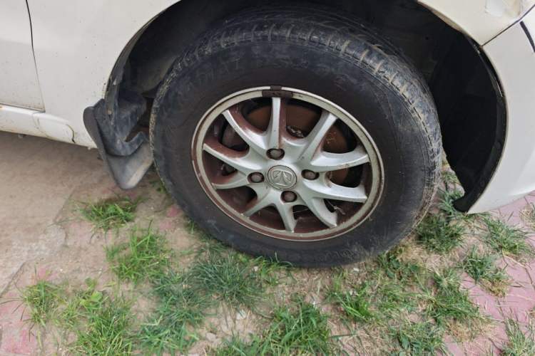 Used BAIC Weiwang M20 2014 1.5L Comfort version DAM15DL Right Front Wheel Hub