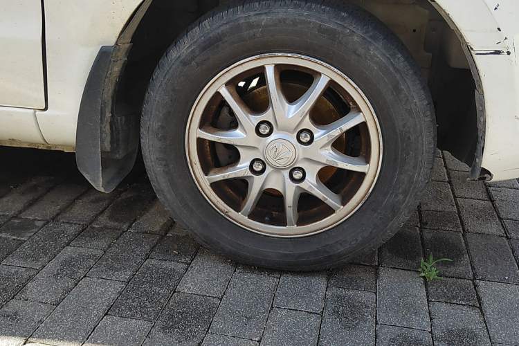 Used BAIC Weiwang M20 2014 1.5L Comfort version DAM15DL Right Front Wheel Hub