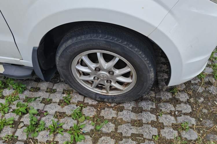 Used BAIC Weiwang M20 2014 1.5L Comfort Version BJ415B Right Front Wheel Hub