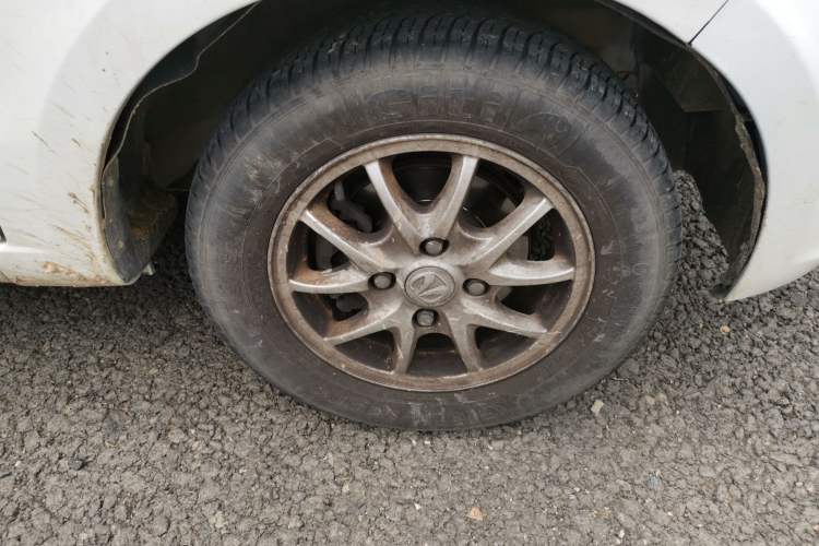 Used BAIC Weiwang M20 2014 1.5L Comfort version DAM15DL Right Front Wheel Hub