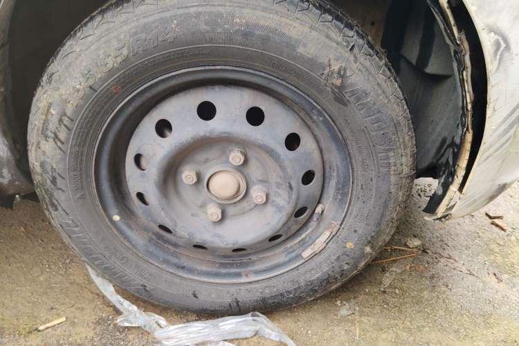 Used BAIC Weiwang M20 2014 1.5L Basic Version DAM15DL Right Front Wheel Hub