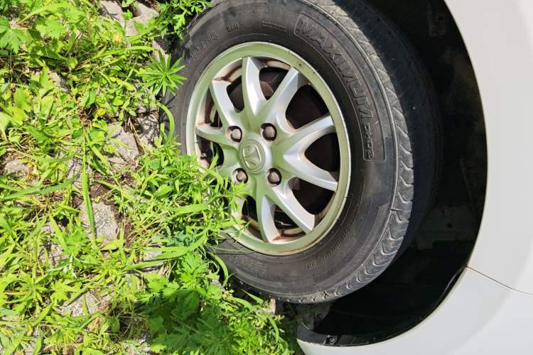 Used BAIC Weiwang M20 2014 1.5L Comfort Version BJ415B Right Front Wheel Hub