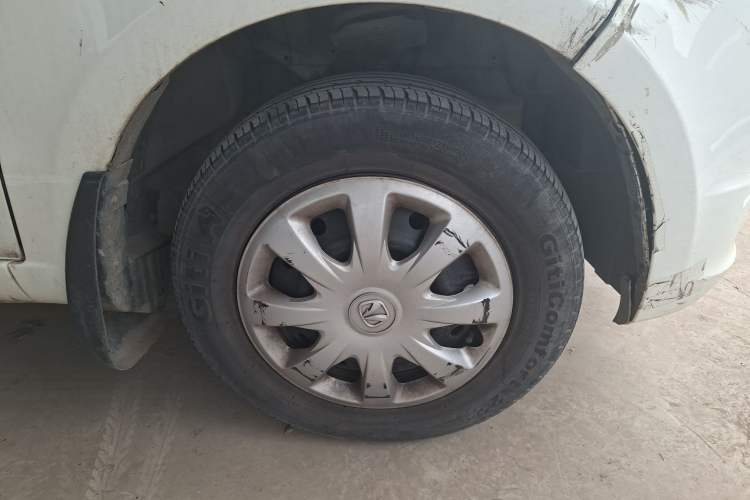 Used BAIC Weiwang M20 2014 1.5L practical type BJ415A Right Front Wheel Hub