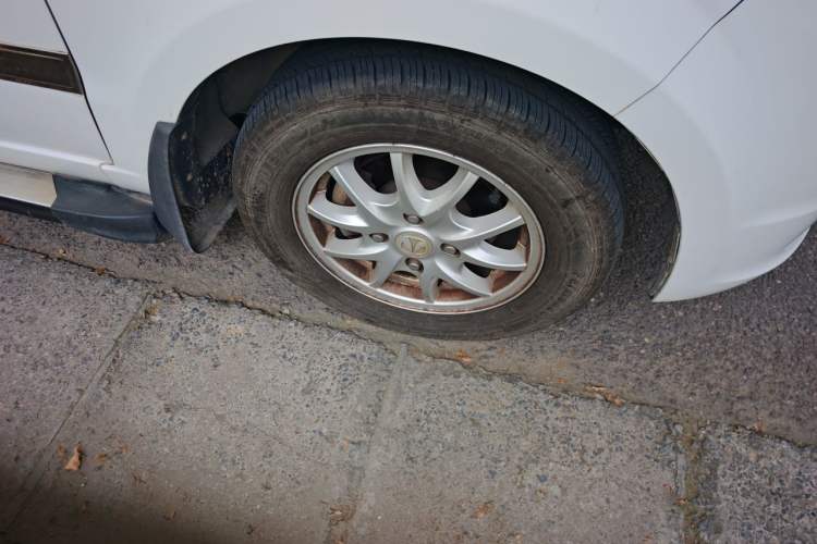 Used BAIC Weiwang M20 2014 1.5L practical type BJ415A Right Front Wheel Hub