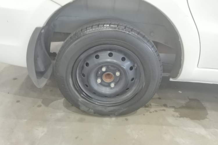 Used BAIC Weiwang M20 2014 1.5L practical type BJ415A Right Rear Wheel Hub