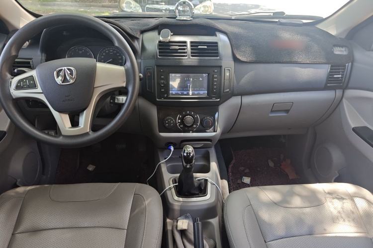 Used BAIC Weiwang M20 2014 1.5L Ultra-Luxury BJ415B Center Console
