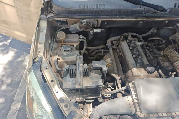 Used BAIC Weiwang M20 2014 1.5L Ultra-Luxury BJ415B Engine Bay Right