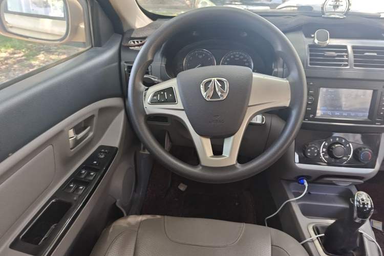 Used BAIC Weiwang M20 2014 1.5L Ultra-Luxury BJ415B Steering Wheel