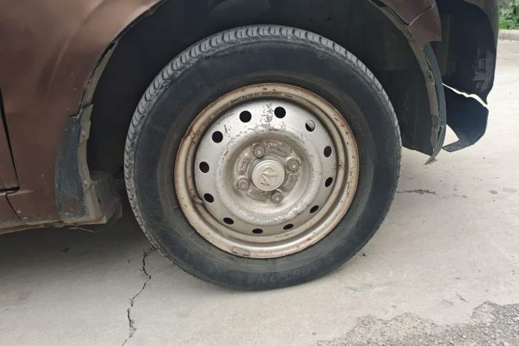Used BAIC Weiwang M20 2015 1.2L economy version A122 Right Front Wheel Hub