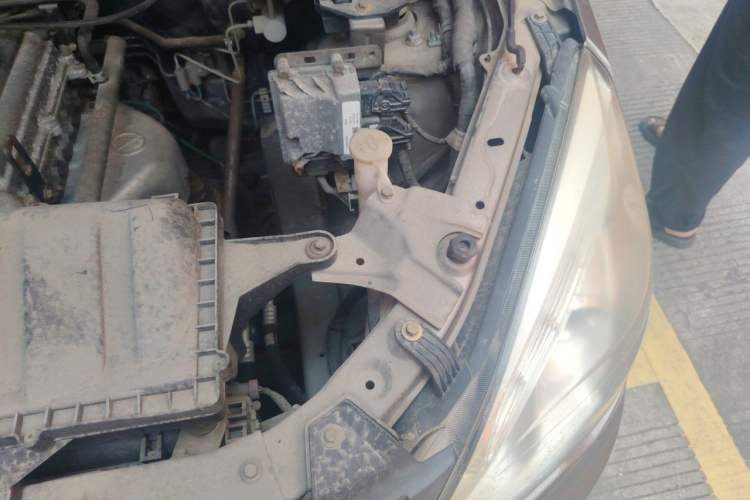 Used BAIC Weiwang M20 2015 1.2L economy version A122 Engine Bay Left