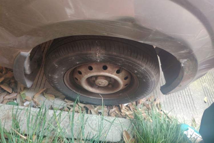 Used BAIC Weiwang M20 2015 1.2L economy version A122 Right Front Wheel Hub