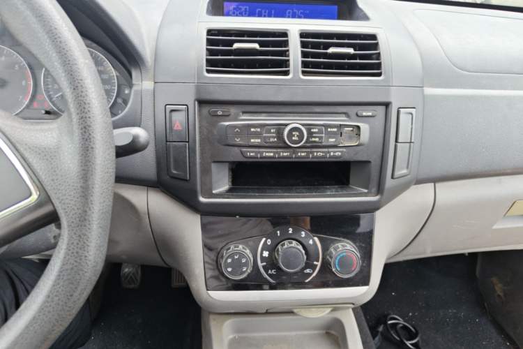 Used BAIC Weiwang M20 2017 1.5L M20S Basic Version DAM15DL Audio And AC Panel