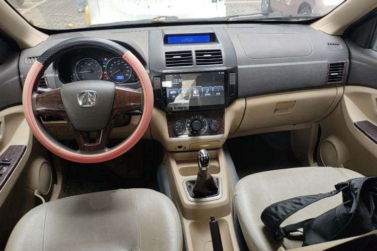 Used BAIC Weiwang M20 2017 1.5L M20S Basic Version DAM15DL Center Console