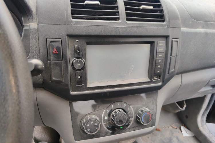 Used BAIC Weiwang M20 2017 1.5L M20S Basic Version DAM15DL Audio And AC Panel
