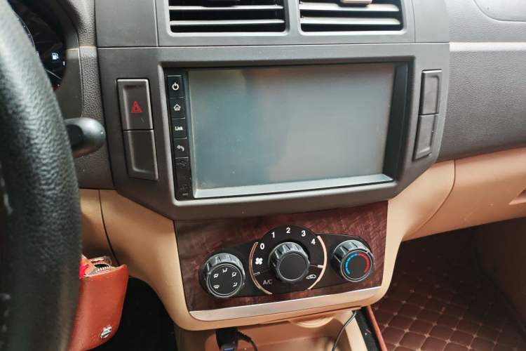 Used BAIC Weiwang M20 2017 1.5L M20S Basic Version DAM15DL Audio And AC Panel
