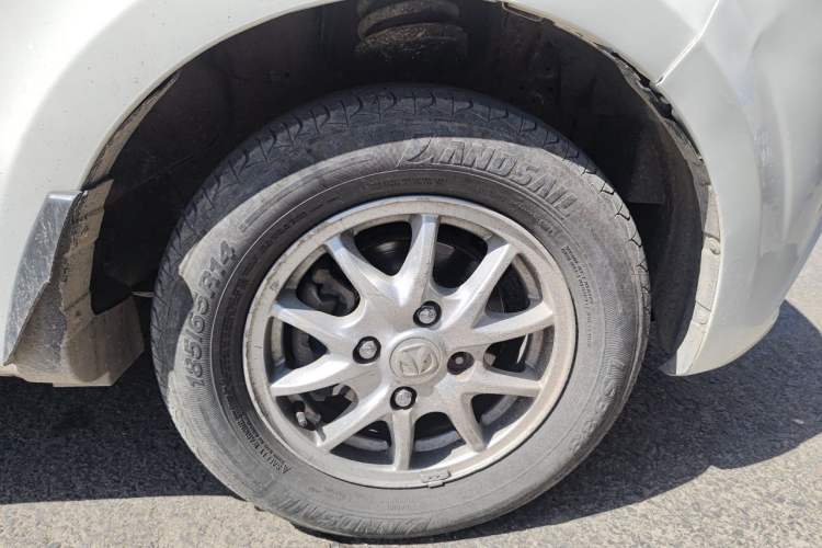 Used BAIC Weiwang M20 2017 1.5L M20S Basic Version DAM15DL Right Front Wheel Hub