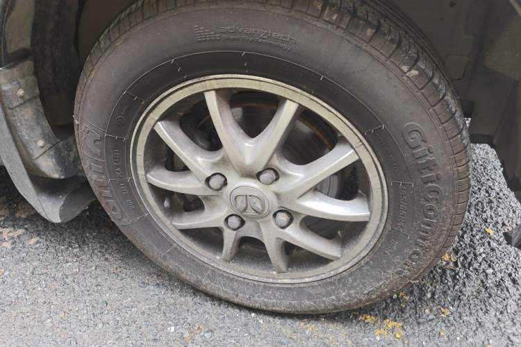 Used BAIC Weiwang M30 2015 1.5L Comfort version DAM15 Right Front Wheel Hub