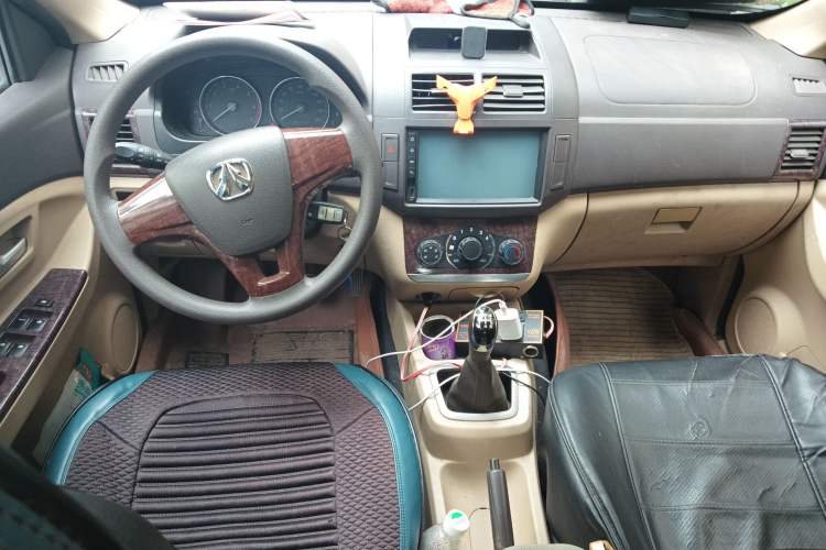 Used BAIC Weiwang M30 2015 1.5L Basic Version DAM15 Center Console