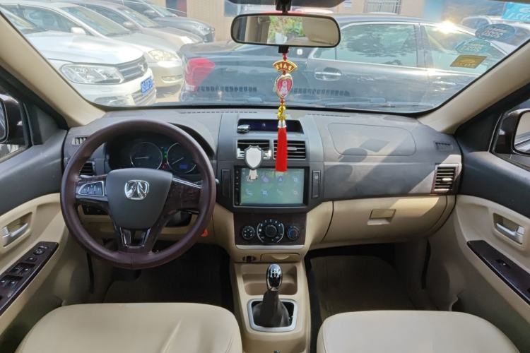 Used BAIC Weiwang M30 2015 1.5L Comfort version DAM15 Center Console
