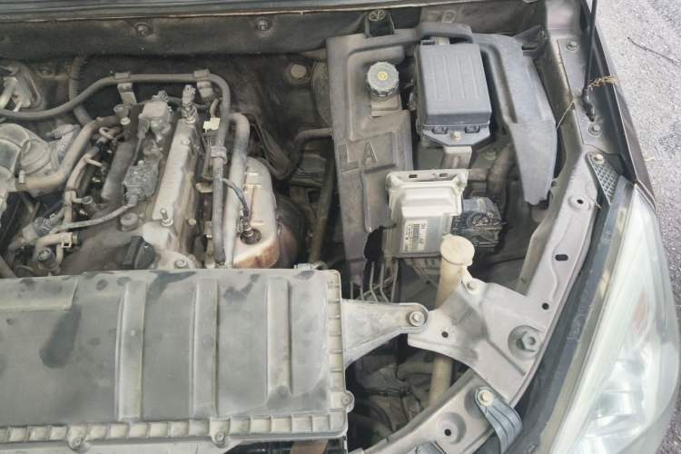 Used BAIC Weiwang M30 2015 1.5L Comfort version DAM15 Engine Bay Left