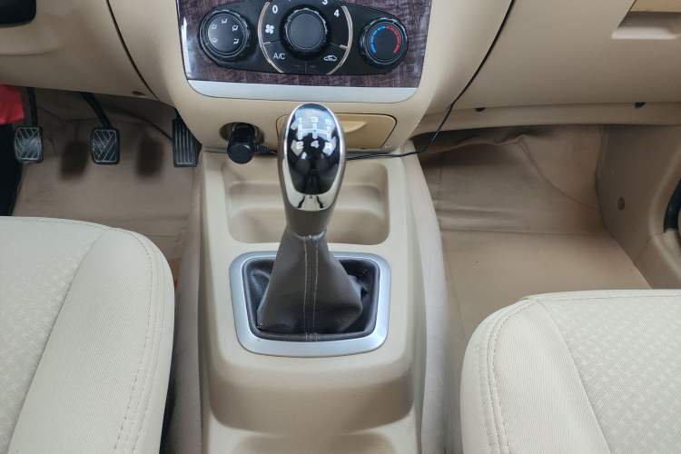 Used BAIC Weiwang M30 2015 1.5L Basic Version DAM15 Gear Lever
