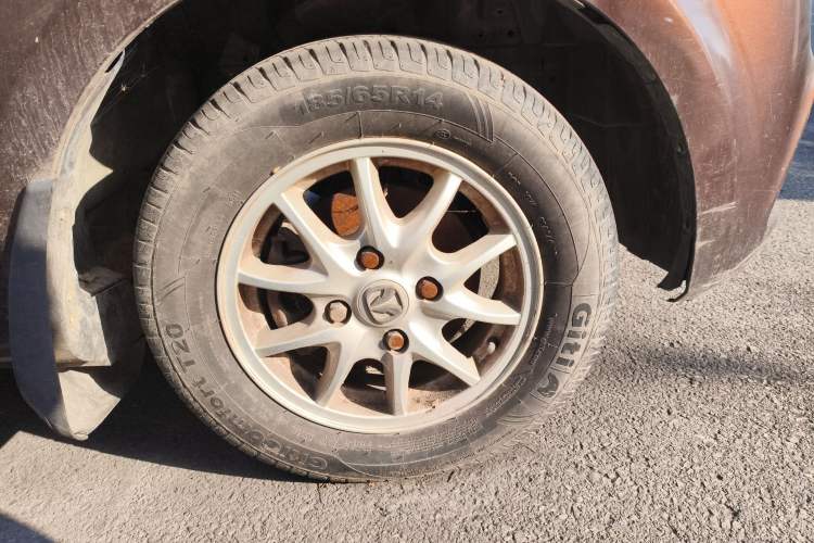 Used BAIC Weiwang M30 2015 1.5L Basic Version DAM15 Right Front Wheel Hub