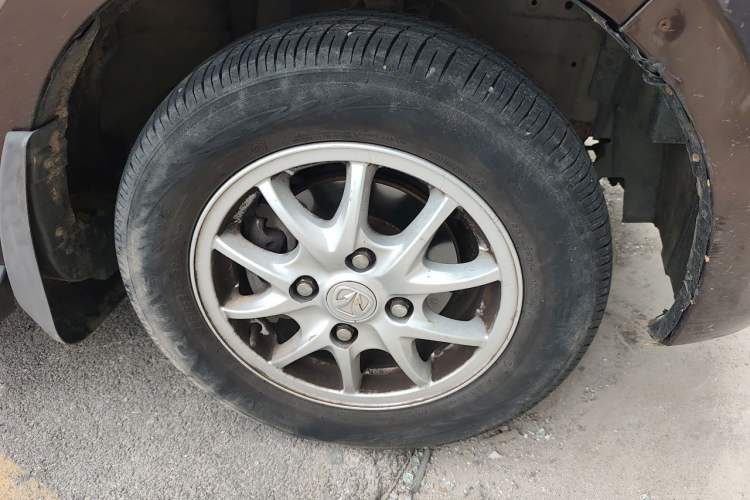 Used BAIC Weiwang M30 2015 1.5L Comfort version DAM15 Right Front Wheel Hub