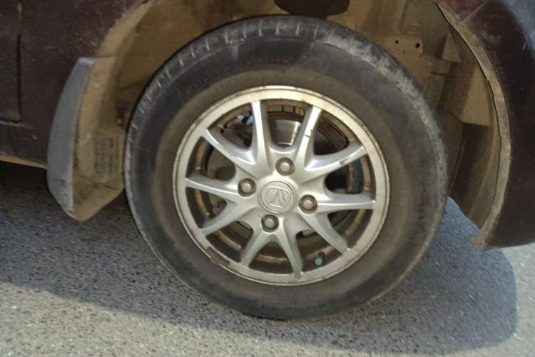 Used BAIC Weiwang M30 2015 1.5L Comfort version DAM15 Right Front Wheel Hub