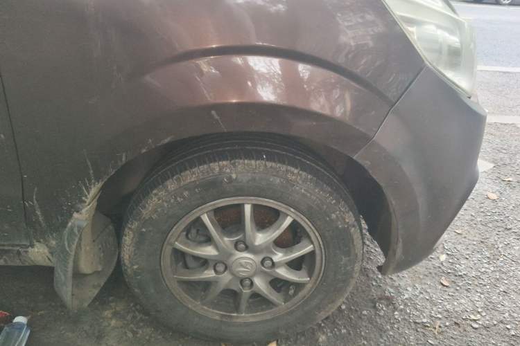Used BAIC Weiwang M30 2015 1.5L Comfort version DAM15 Right Front Wheel Hub
