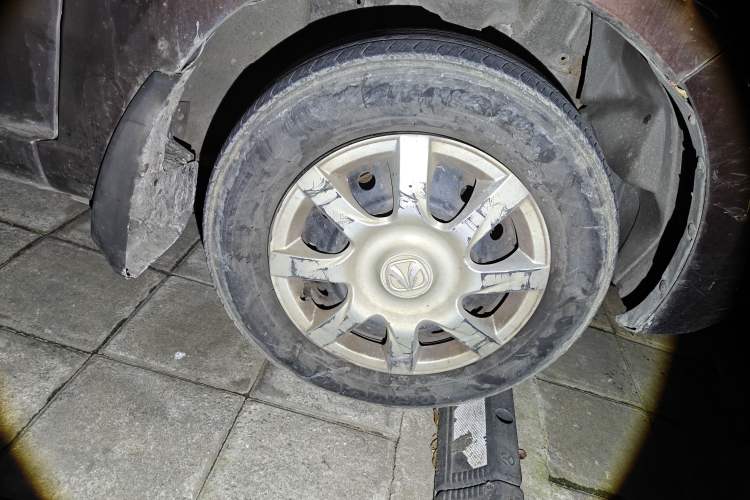 Used BAIC Weiwang M30 2015 1.5L Basic Version DAM15 Right Front Wheel Hub