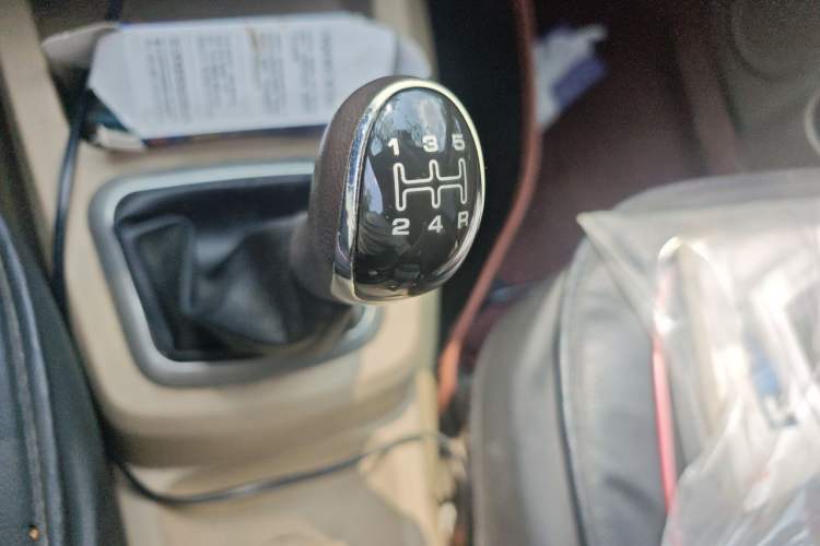 Used BAIC Weiwang M30 2015 1.5L Basic Version DAM15 Gear Lever