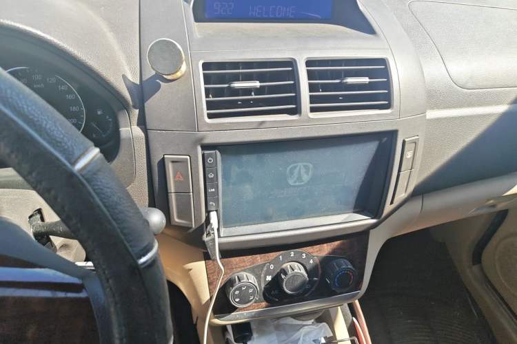 Used BAIC Weiwang M30 2015 1.5L Comfort version DAM15 Audio And AC Panel
