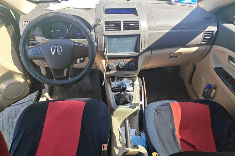 Used BAIC Weiwang M30 2015 1.5L Comfort version DAM15 Center Console