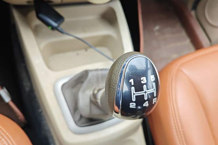Used BAIC Weiwang M30 2015 1.5L Basic Version DAM15 Gear Lever
