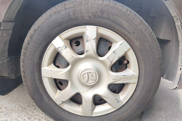 Used BAIC Weiwang M30 2015 1.5L Basic Version DAM15 Right Front Wheel Hub