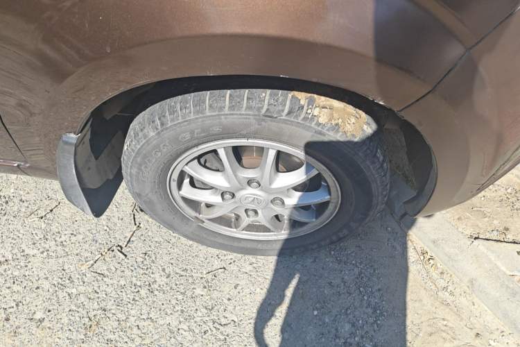 Used BAIC Weiwang M30 2015 1.5L Comfort version DAM15 Right Front Wheel Hub
