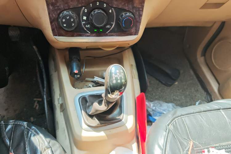 Used BAIC Weiwang M30 2015 1.5L Basic Version DAM15 Gear Lever
