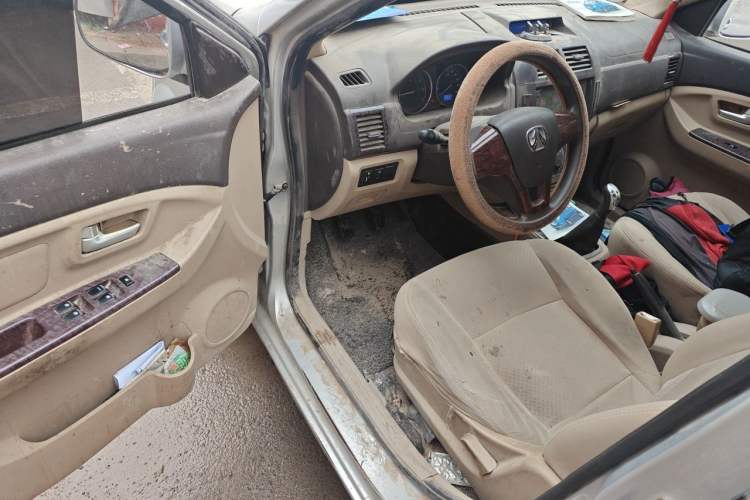 Used BAIC Weiwang M30 2015 1.5L Basic Version BJ415B Driver Seat