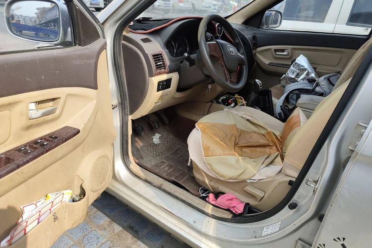Used BAIC Weiwang M30 2015 1.5L Basic Version DAM15 Driver Seat