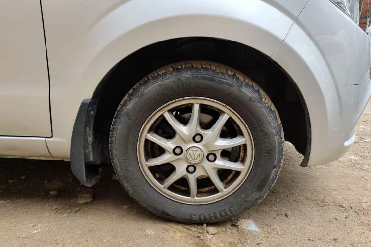 Used BAIC Weiwang M30 2015 1.5L Comfort version DAM15 Right Front Wheel Hub