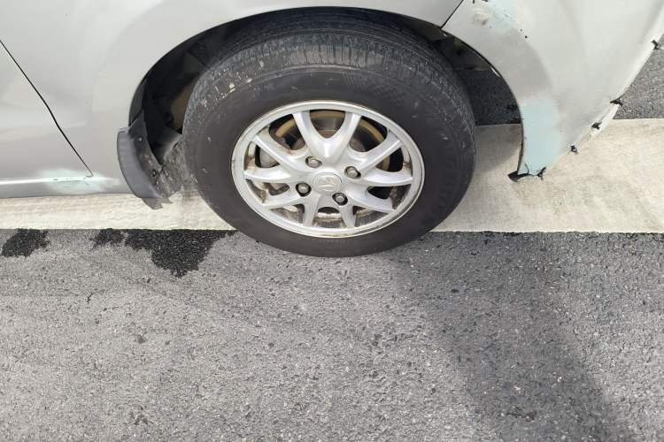 Used BAIC Weiwang M30 2015 1.5L Comfort Version BJ415B Right Front Wheel Hub