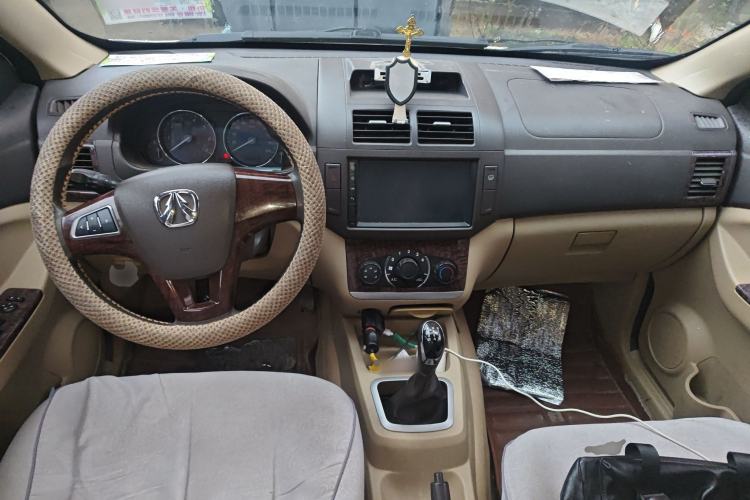 Used BAIC Weiwang M30 2015 1.5L Comfort version DAM15 Center Console