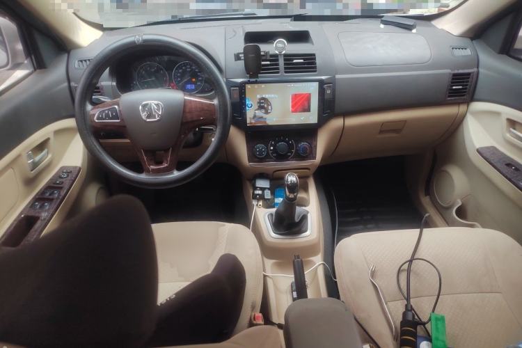 Used BAIC Weiwang M30 2015 1.5L Comfort version DAM15 Center Console