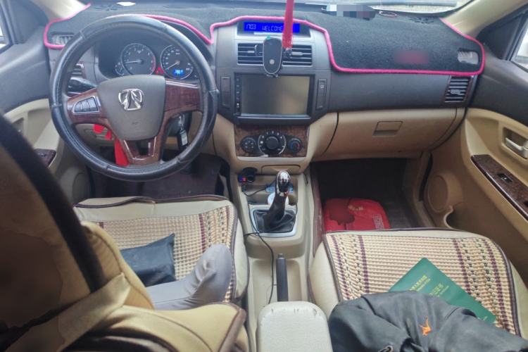 Used BAIC Weiwang M30 2015 1.5L Comfort version DAM15 Center Console