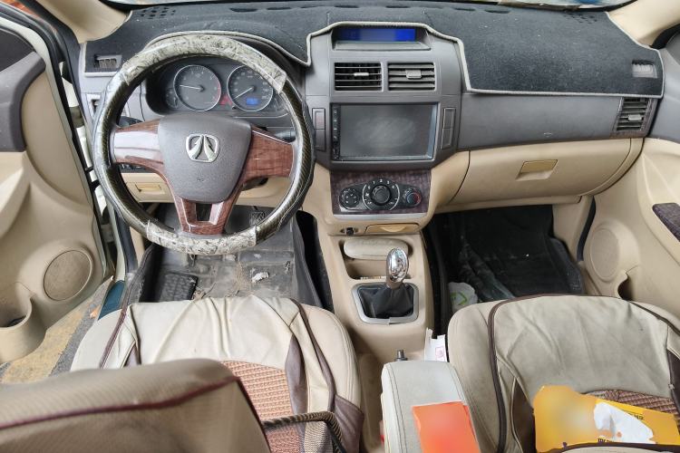 Used BAIC Weiwang M30 2015 1.5L Basic Version BJ415B Center Console